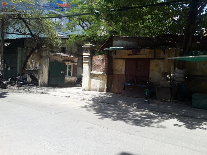 Khu vực ngoài cổng công ty.