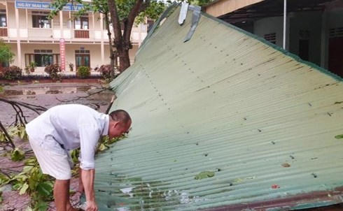 Mái che của Trường tiểu học Xuân Phổ bị đánh sập.