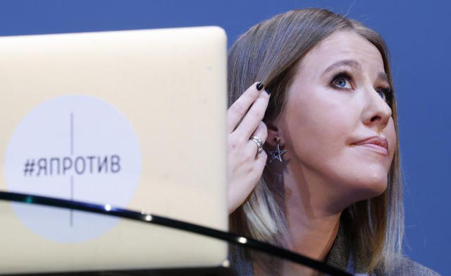Ksenia Sobchak, 35 tuổi, là người dẫn chương trình kiêm diễn viên và người mẫu nổi tiếng tại Nga. Sobchak trở thành cái tên gây chú ý trong thời gian gần đây khi cô tuyên bố sẽ ra tranh cử ghế Tổng thống Nga trong cuộc bầu cử vào năm tới.