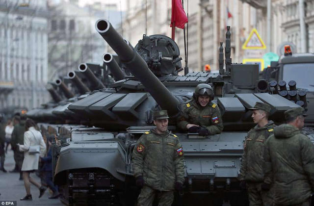 Dàn xe tăng của Nga được tập kết tại St. Petersburg trước ngày duyệt binh. (Ảnh: EPA)