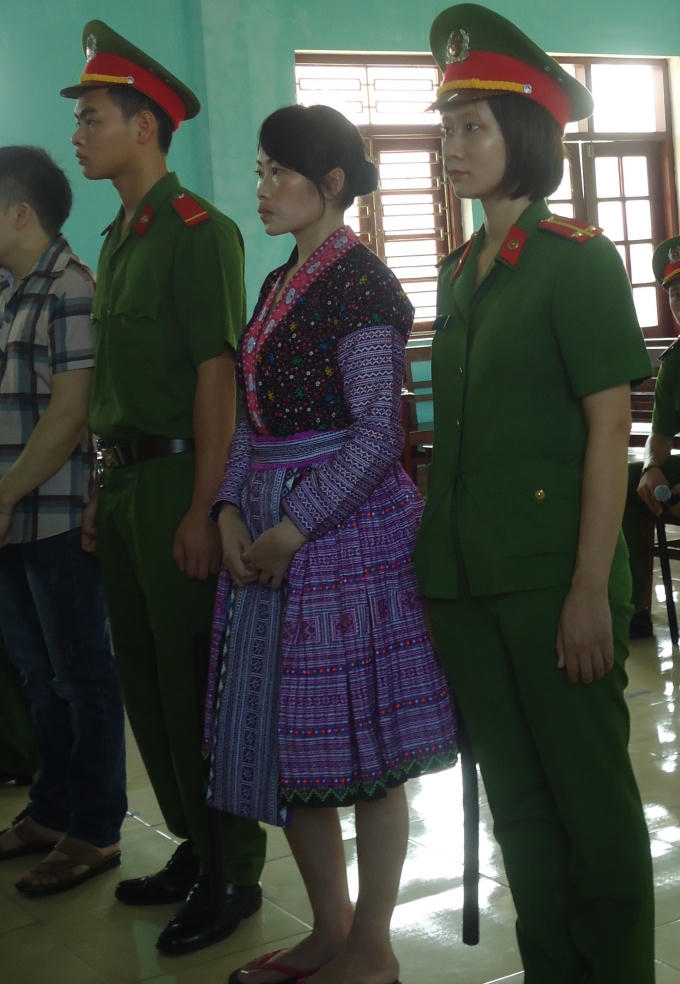 Giàng A Sua (vợ Tàng) ngây ngô cho rằng mình không biết chữ, không biết việc làm của chồng.