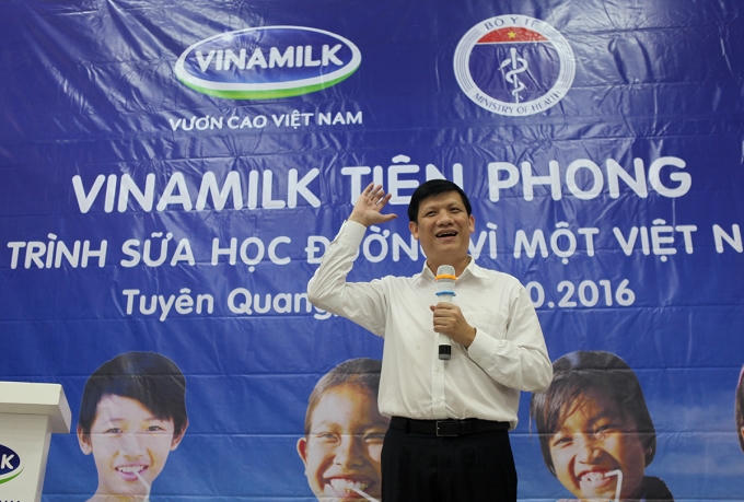 GS.TS Nguyễn Thanh Long - Thứ trưởng Bộ Y tế giao lưu cùng các em học sinh trường tiểu học Tràng Đà, Tuyên Quang lễ phát động chương trình sữa học đường năm 2016.