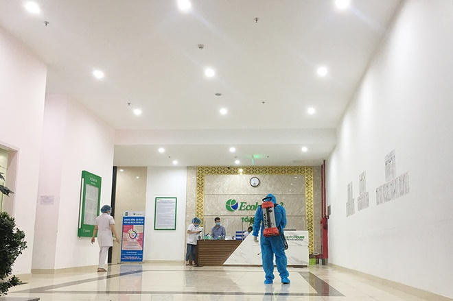 Lực lượng chức năng phun khử khuẩn tòa nhà Ecohome 3. Ảnh: KTĐT.