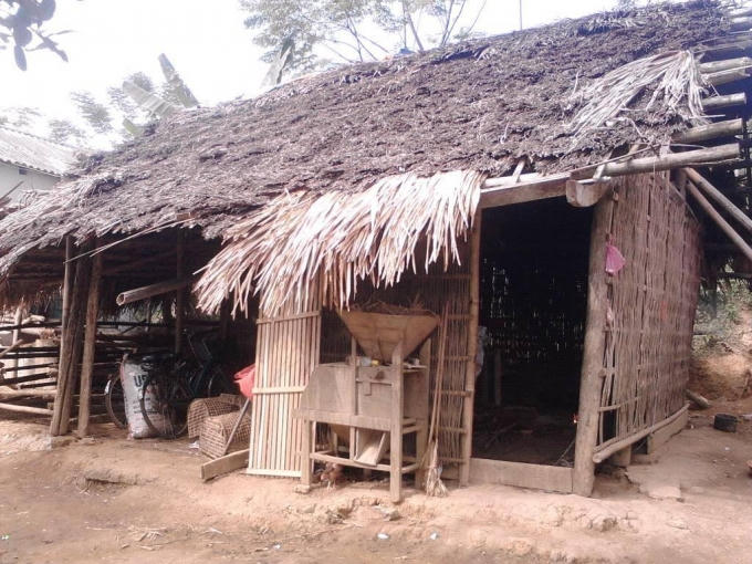 Ngôi nhà mái lá là nơi trú chân của cô Mai suốt những năm cuộc đời từ khi phải từ bỏ giấc mơ.