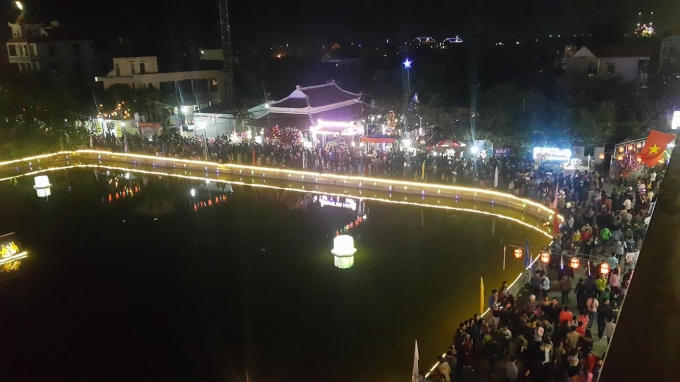 Khoảng 20h, quãng đường gần 1km đi vào nhà thờ chật kín người đi bộ