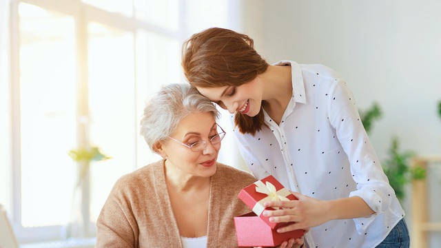 Các tiệm hoa tươi, hãng bánh kẹo, tiệm quà tặng... thu lợi lớn mỗi khi Ngày của Mẹ đến.