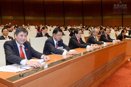 ĐBQH nhấn nút biểu quyết trong kỳ họp.