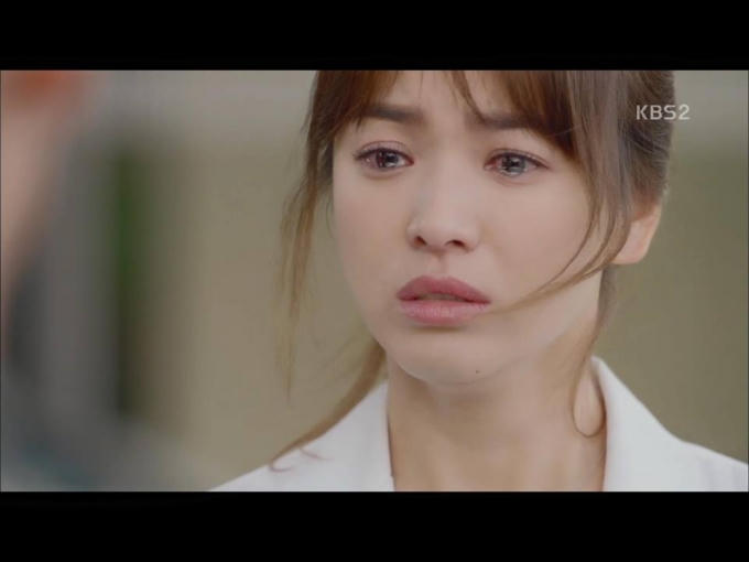 Hậu duệ mặt trời tập 15: Song Hye Kyo, Kim Ji Won khóc hết nước mắt khi hay tin bạn trai hy sinh