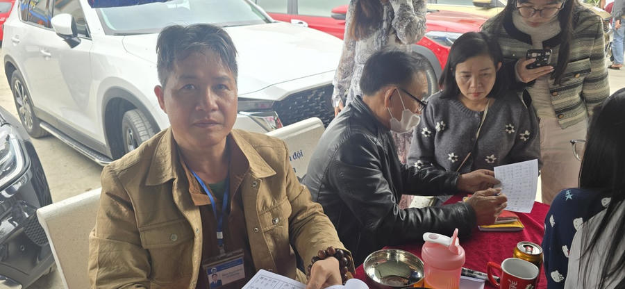 Ông Trần Thanh Hùng - Tổ giảng thẻ Ban Quản lý Đền Cờn.