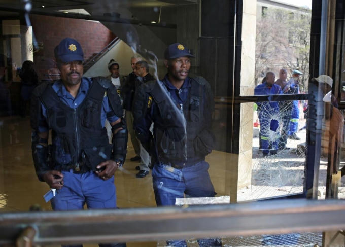 Cảnh sát được điều động để giải tán đám đông và bảo vệ nhân viên trường học. (Ảnh: Reuters)