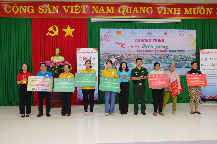 Đại tá Đỗ Vĩnh Thăng, Phó Chính uỷ Bộ Tư lệnh Thành phố Hồ Chí Minh kiêm Chính uỷ Ban Chỉ huy BĐBP Thành phố trao tặng kinh phí sửa chữa nhà và tặng phương tiện sinh kế cho các hộ dân.