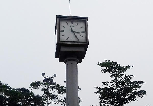 Sáng ngày 19/4, Phóng viên có mặt tại cột đồng hồ, nhưng chiếc đồng hồ đã dừng hoạt động.