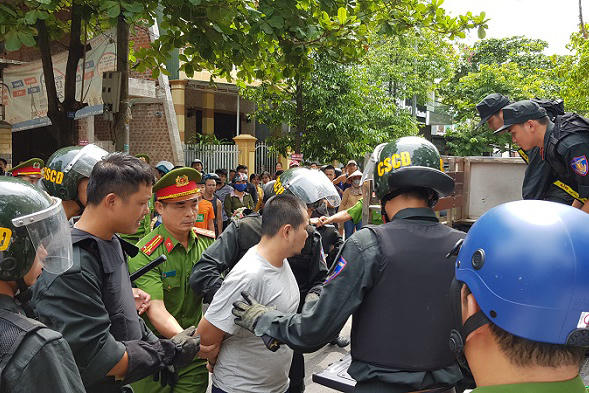 Đối tượng Duyền (áo trắng) bị bắt giữ.