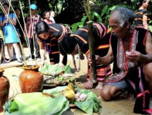 Già làng chỉ đạo các nghi lễ trong Tết giọt nước của người Xơ Đăng - Ảnh: Internet