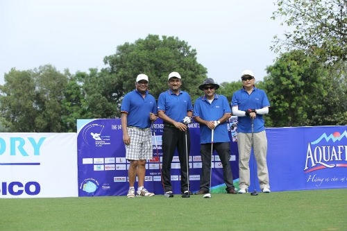Ông Uday Shankar Sinha - Tổng giám đốc SPVB - chụp hình cùng bạn hữu trước giờ khai cuộc