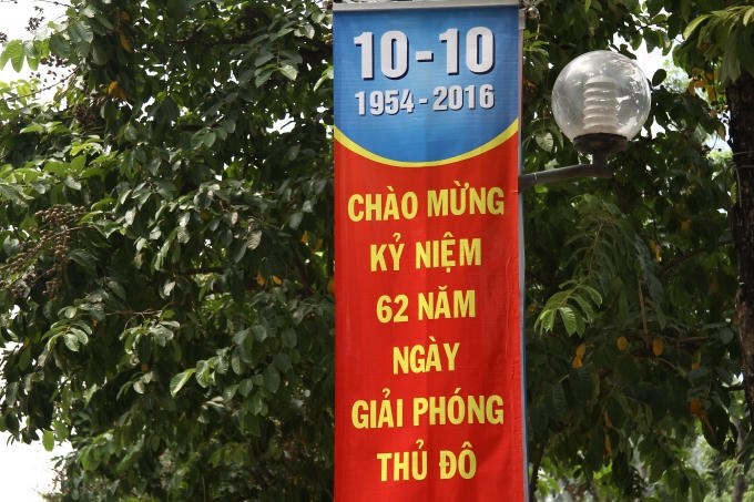 Biểu ngữ " chào mừng kỷ niệm 62 năm ngày giải phóng thủ đô " .