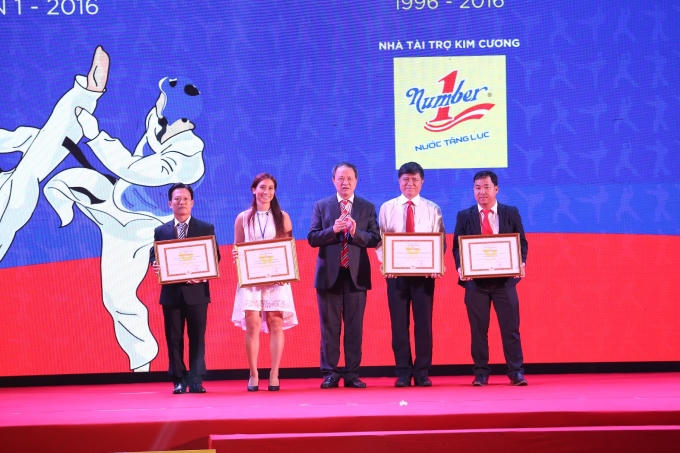 VĐV Utral-marathon Vũ Phương Thanh đại diện nhãn hàng Nước tăng lực Number 1 nhận bằng khen của BTC.