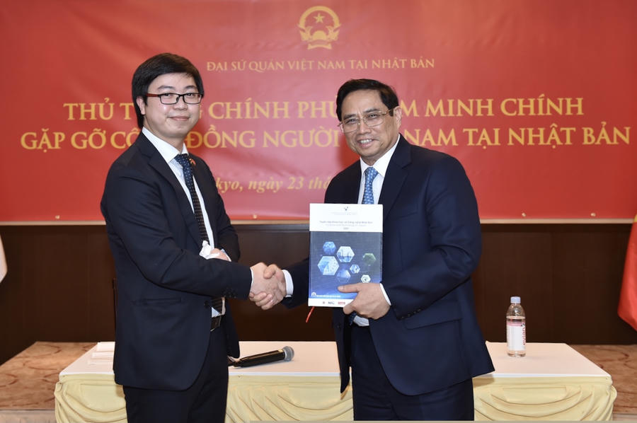 Tiến sĩ Lê Đức Anh, Chủ tịch Hội Trí thức Việt Nam tại Nhật Bản gửi tặng Thủ tướng cuốn sách tập hợp 35 bài viết về sáng kiến, công nghệ mới tại Nhật Bản. Ảnh: VGP/Nhật Bắc