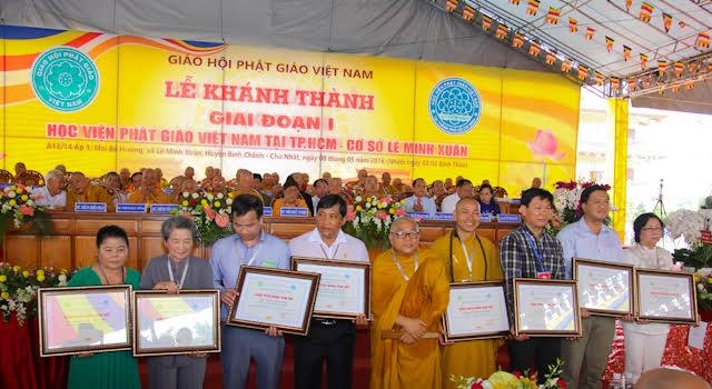 HT Thích Giác Toàn trao bằng tuyên công đức.