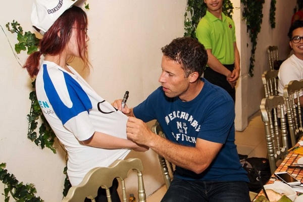 Phạm Anh Khoa gặp gỡ tuyển thủ Ronney Johnsen v&agrave; Dwight Yorke