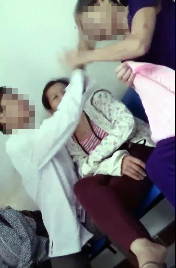 Người con trai chửi rủa, vung tay tát mẹ. (Ảnh cắt từ clip)