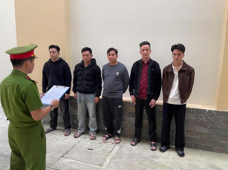 Tống đạt quyết định khởi tố 5 đối tượng - Ảnh Công an Đà Nẵng.