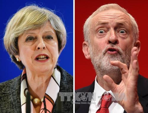 Thủ tướng Anh Theresa May (trái) và Chủ tịch Công đảng Jeremy Corbyn (phải). Ảnh: AFP/TTXVN