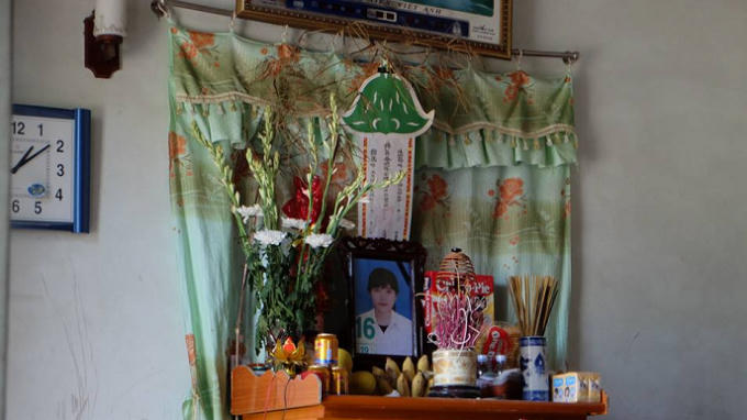 Gia đ&igrave;nh nữ sinh đau s&oacute;t trươc sự việc xảy ra.