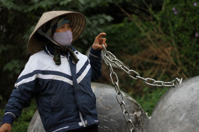 Trọng lượng của đoạn xích nối tử quả bóng này tới quả bóng khác khoảng 10 kg.