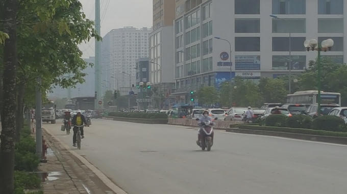 Theo ghi nhận, hướng các phương tiện di chuyển từ Tố Hữu đi Lê Văn Lương tắc cục bộ kéo dài, trong khi ở chiều ngược lại đường khá thông thoáng. Điểm đáng chú ý, các xe bus mang số hiệu 01, 02, 21, 22, 27... là các xe chạy tuyến cố định qua Nguyễn Trãi nhưng hôm nay đổ dồn về cung đường Tố Hữu - Lê Văn Lương có thể là nguyên nhân dẫn đến tình trạng tắc đường nghiêm trọng.