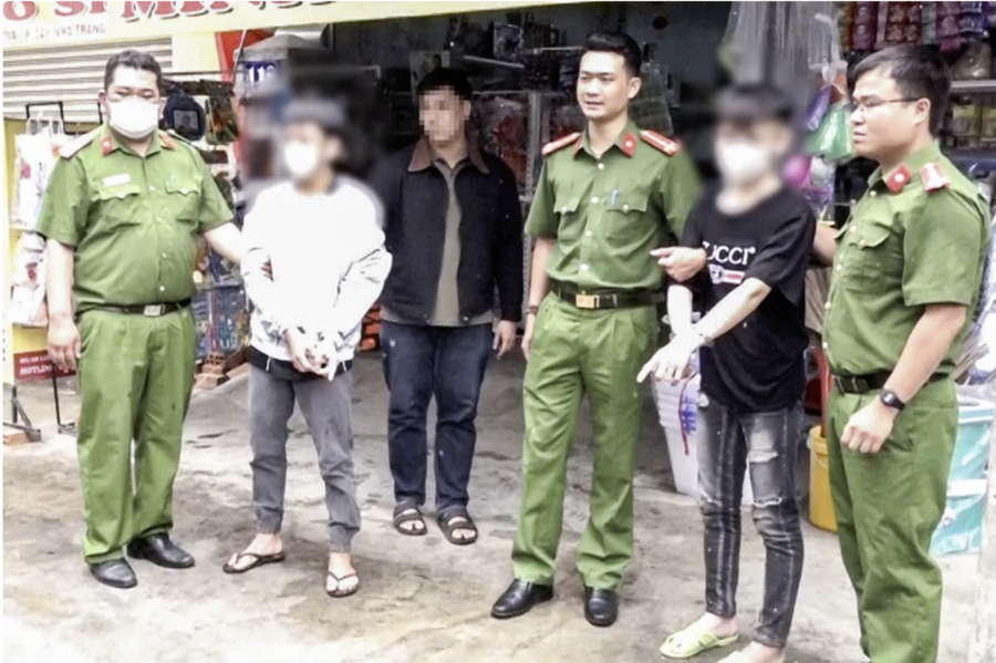 Hai nghi phạm thực nghiệm tại hiện trường gây án. Ảnh TP