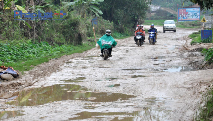 Đoạn đường thi công 3 năm nhưng đến nay vẫn dở dang, người dân sống dọc QL 279 đi lại cực kỳ khó khăn.