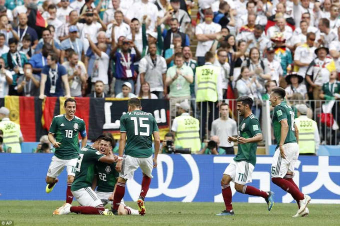 Niềm vui của các cầu thủ Mexico sau pha lập công của Lozano.