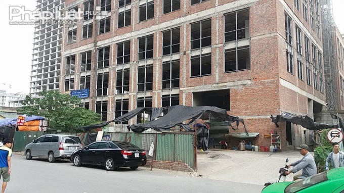 Khu vực sảnh sau, tầng hầm biến thành điểm trông giữ xe.