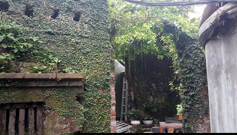 Ông Phạm Văn May - Chủ tịch UBND xã Bát Tràng cho biết, khi lập làng, xung quanh Bát Tràng là các cánh đồng hoang vu. Người dân lo sợ bị trộm cướp nên bảo nhau xây dựng các con ngõ nhỏ, tường bao vây cao.