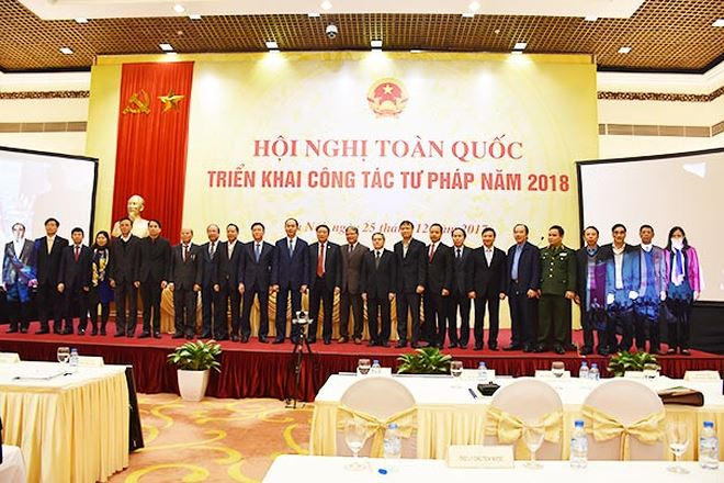 Chủ tịch nước Trần Đại Quang chụp ảnh cùng các đại biểu tham dự Hội nghị.