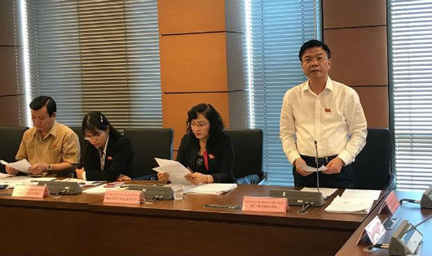 Bộ trưởng Bộ Tư pháp Lê Thành Long phát biểu tại tổ.