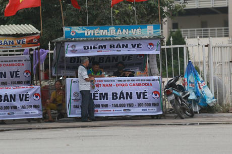 Quầy vé ế ẩm trong ngày đầu mở bán.