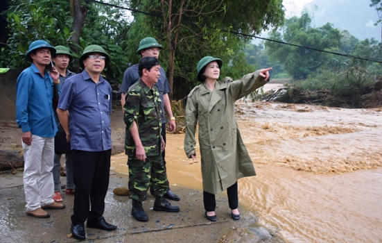 Bí thư Tỉnh ủy Phạm Thị Thanh Trà kiểm tra, chỉ đạo công tác khắc phục hậu quả mưa lũ gây ra. (Ảnh: Yenbai.gov.vn)