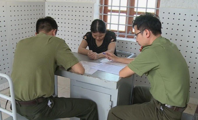 Lại Thị Thấm tại cơ quan Công an.