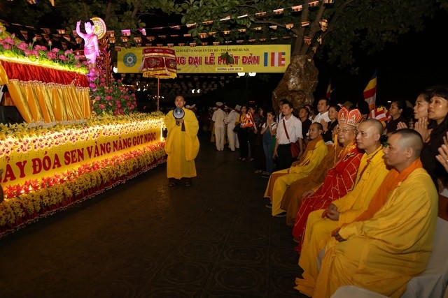 H&agrave; Nội: H&agrave;ng ng&agrave;n phật tử Ch&ugrave;a Trấn Quốc hoan hỉ k&iacute;nh mừng Phật đản