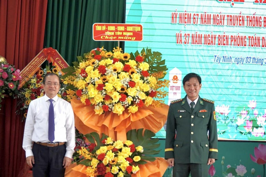 Một số hình ảnh tặng hoa trong chương trình