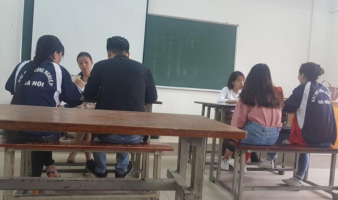 Bên trong một phòng thi "chống trượt" đầy dối trá.