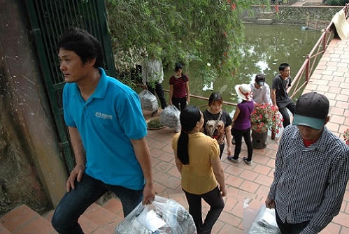 Ngày cuối tuần ngõ nhà lương y luôn có nhiều bệnh nhân ra vào.