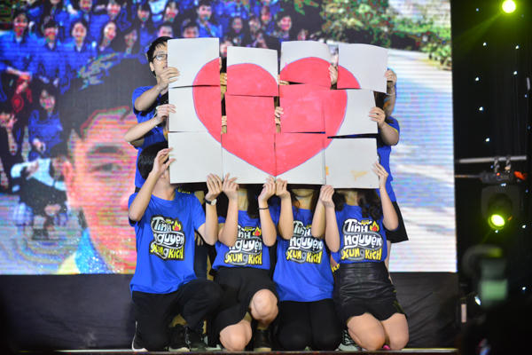 Hoàn toàn không có sự xuất hiện của các ca sỹ, nghệ sỹ khách mời nổi tiếng, chỉ có âm nhạc và không khí gần gũi, ấm cúng.