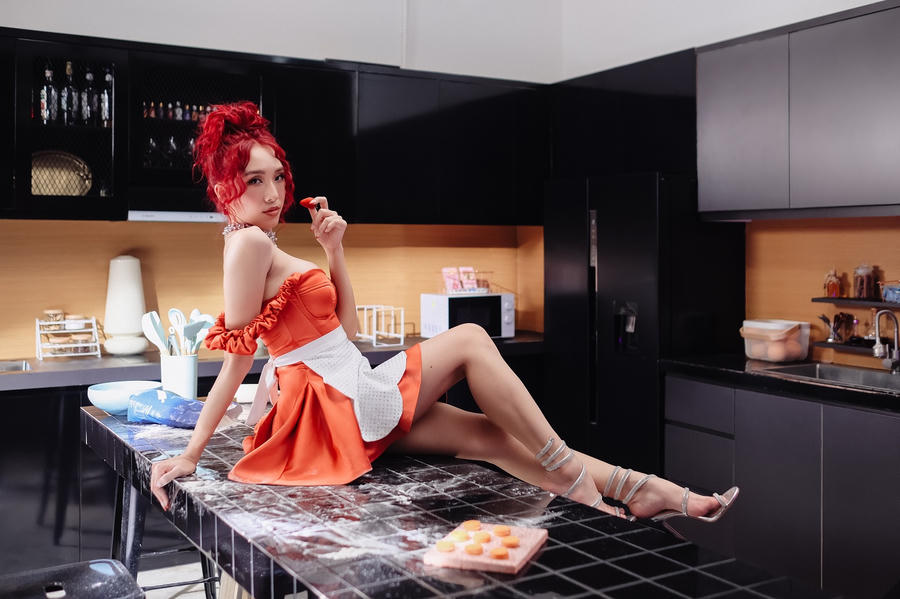 Emily nhận nhiều tranh cãi với MV Hâm nóng.