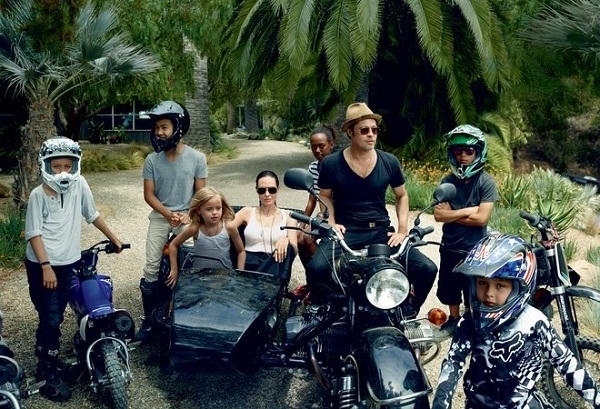 Angelina Jolie cùng ông xã Brad Pitt và 6 người con thực hiện bộ ảnh vui chơi hạnh phúc bên bãi biển vào tháng 10/2015. Được biết đây là những hình ảnh cho ra mắt trong ấn phẩm Vogue số tháng 11.