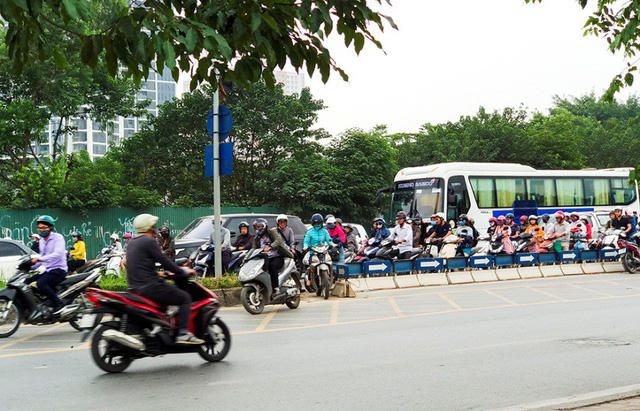 Với mục đích rút ngắt thời gian di chuyển, sau khi thấy CSGT lập chốt ngặn tình trạng dắt xe trên vỉa hè, sáng nay 8/11, hàng loạt người đi xe máy đã mở một đoạn dải phân cách để tiếp tục vi phạm.