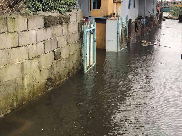 Thủy triều dâng làm nhiều đoạn đường tại thị trấn Thuận An, huyện Phú Vang ngập lũ nước mặn