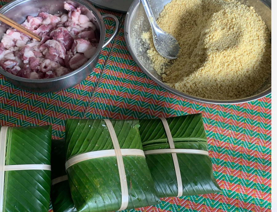 Chiếc bánh chưng xanh như là biểu tượng cho đất trời, lòng người